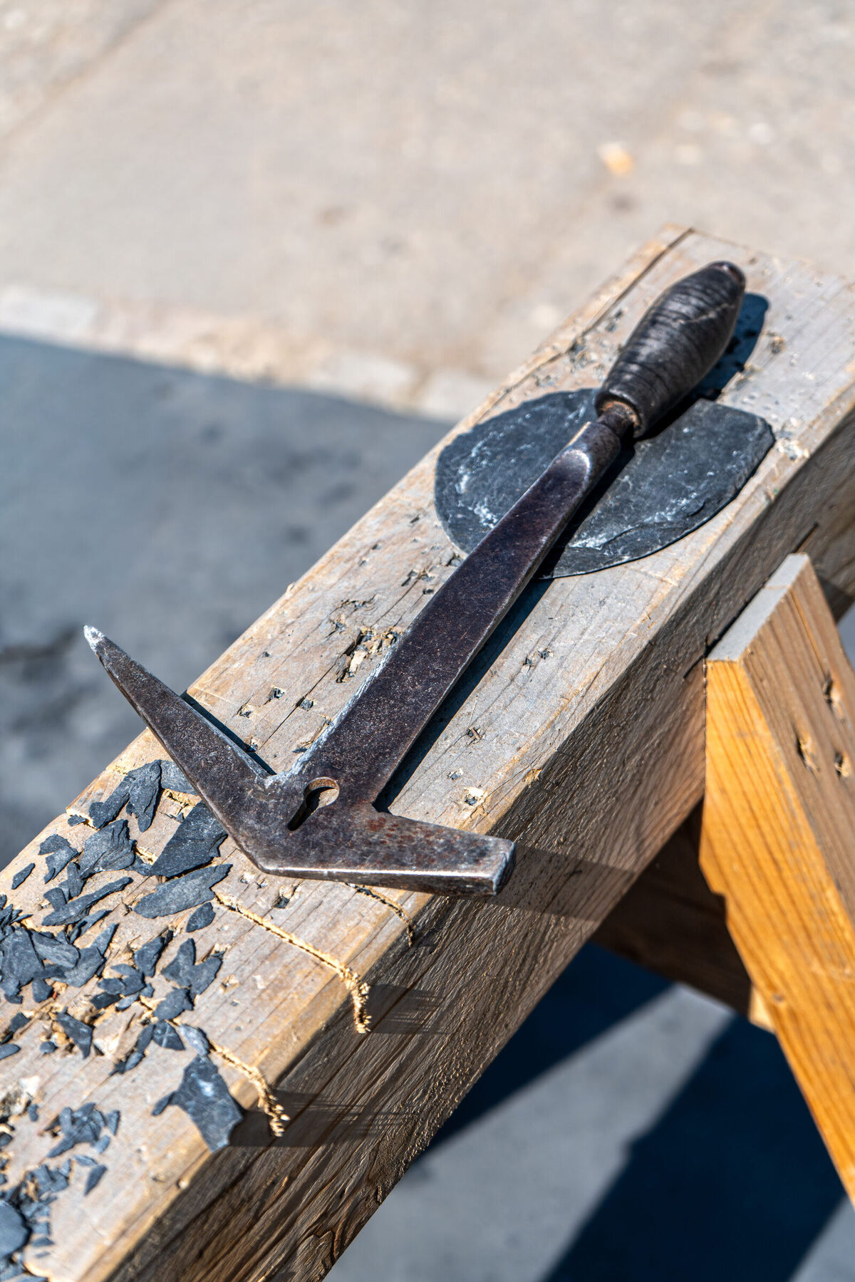 Werkzeug auf Holzbalken in der Werkstatt