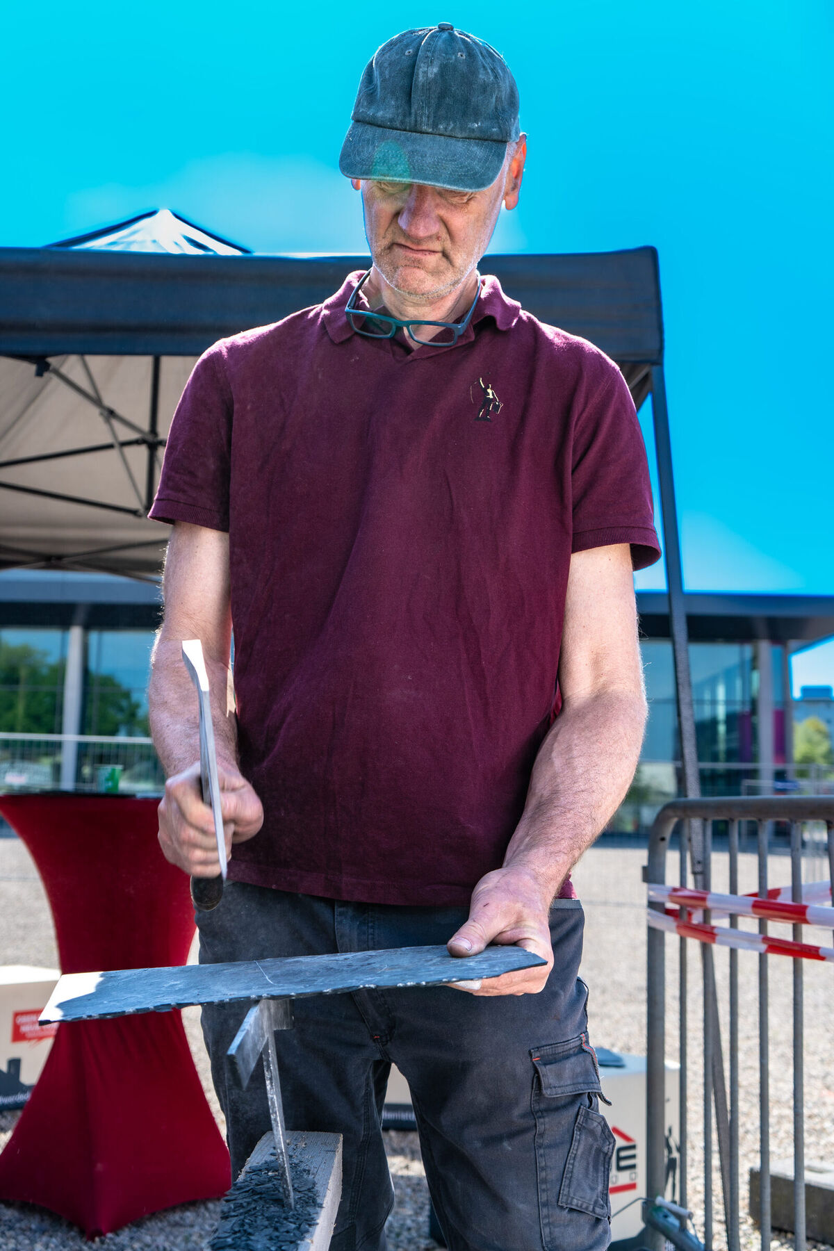 Peter Zimmermann mit Schiefer in der Werkstatt